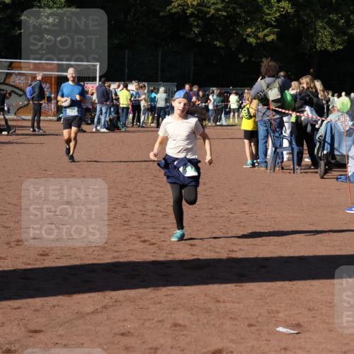 27.09.2026 - 35. Volkslauf durch das schöne Alstertal Strokosch-Dieckow http://msf.ph/oto/10567302 27.09.2026 11:01:34 Ziel 4236, 4237 meine-sportfotos.de