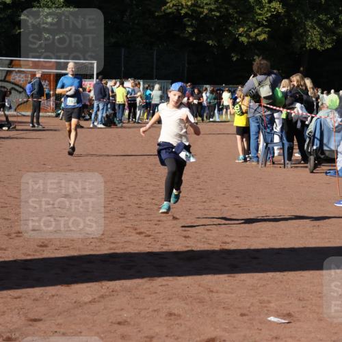 27.09.2026 - 35. Volkslauf durch das schöne Alstertal Strokosch-Dieckow http://msf.ph/oto/10567311 27.09.2026 11:01:34 Ziel 4236, 4237 meine-sportfotos.de