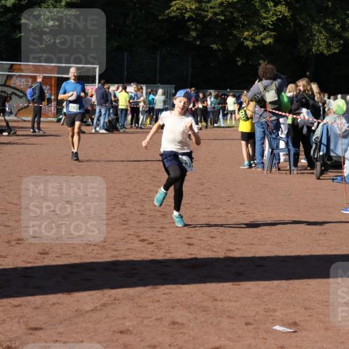 27.09.2026 - 35. Volkslauf durch das schöne Alstertal Strokosch-Dieckow http://msf.ph/oto/10567316 27.09.2026 11:01:34 Ziel 4236, 4237 meine-sportfotos.de