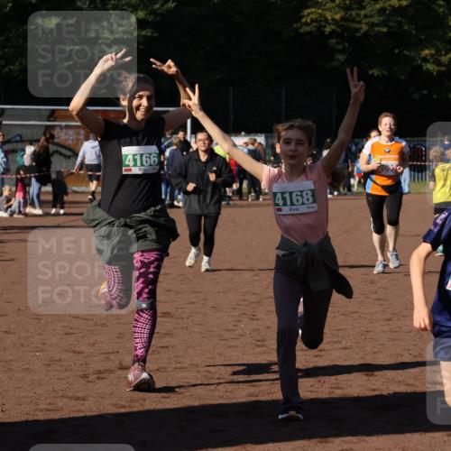 27.09.2026 - 35. Volkslauf durch das schöne Alstertal Strokosch-Dieckow http://msf.ph/oto/10567392 27.09.2026 11:01:13 Ziel 4012, 4013, 4166, 4167, 4168, 4173 meine-sportfotos.de