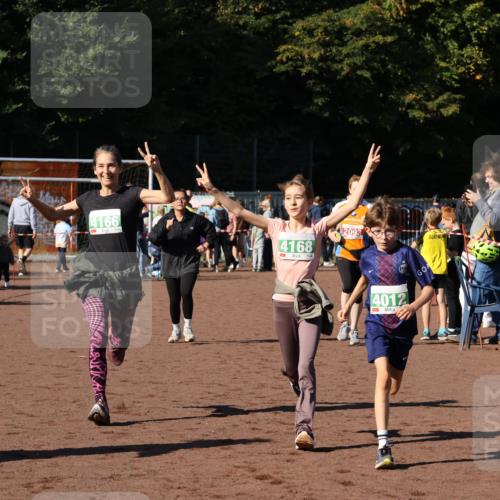 27.09.2026 - 35. Volkslauf durch das schöne Alstertal Strokosch-Dieckow http://msf.ph/oto/10567459 27.09.2026 11:01:12 Ziel 4012, 4013, 4166, 4167, 4168, 4173 meine-sportfotos.de