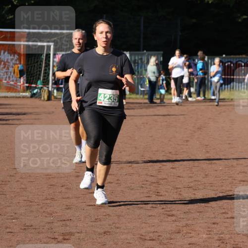 27.09.2026 - 35. Volkslauf durch das schöne Alstertal Strokosch-Dieckow http://msf.ph/oto/10568719 27.09.2026 10:59:39 Ziel 4047, 4049, 4165, 4235 meine-sportfotos.de