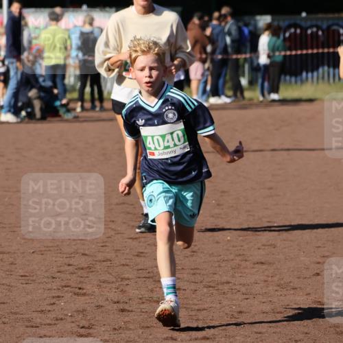 27.09.2026 - 35. Volkslauf durch das schöne Alstertal Strokosch-Dieckow http://msf.ph/oto/10568766 27.09.2026 11:00:55 Ziel 4040, 4042, 4115 meine-sportfotos.de