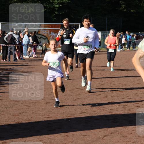 27.09.2026 - 35. Volkslauf durch das schöne Alstertal Strokosch-Dieckow http://msf.ph/oto/10568882 27.09.2026 11:00:24 Ziel 4039, 4041, 4080, 4093, 4095, 4153, 4161, 4179 meine-sportfotos.de
