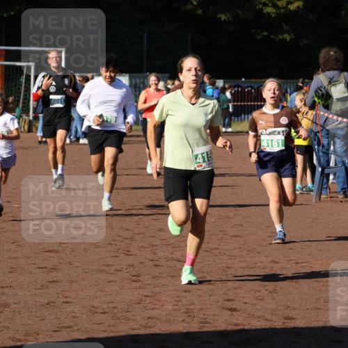 27.09.2026 - 35. Volkslauf durch das schöne Alstertal Strokosch-Dieckow http://msf.ph/oto/10568919 27.09.2026 11:00:22 Ziel 4039, 4041, 4080, 4093, 4095, 4153, 4161, 4179 meine-sportfotos.de