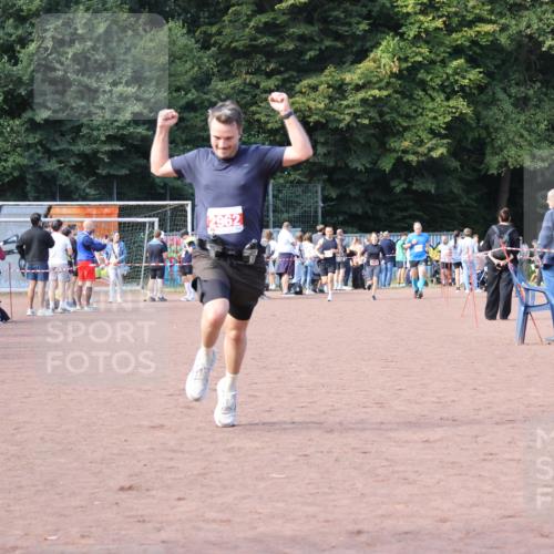 27.09.2026 - 35. Volkslauf durch das schöne Alstertal Strokosch-Dieckow http://msf.ph/oto/10570566 27.09.2026 12:18:07 Ziel 1609, 1619, 2962 meine-sportfotos.de