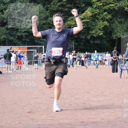 27.09.2026 - 35. Volkslauf durch das schöne Alstertal Strokosch-Dieckow http://msf.ph/oto/10570604 27.09.2026 12:18:08 Ziel 1609, 1619, 2962 meine-sportfotos.de