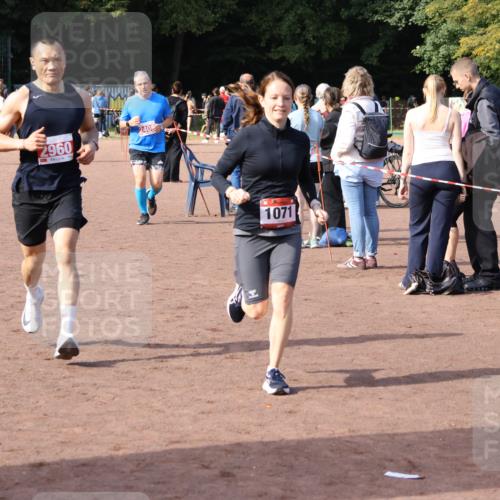 27.09.2026 - 35. Volkslauf durch das schöne Alstertal Strokosch-Dieckow http://msf.ph/oto/10570608 27.09.2026 12:18:17 Ziel 1071, 2405, 2960 meine-sportfotos.de