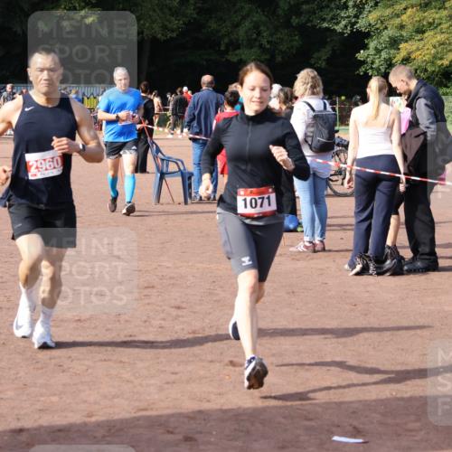 27.09.2026 - 35. Volkslauf durch das schöne Alstertal Strokosch-Dieckow http://msf.ph/oto/10570623 27.09.2026 12:18:17 Ziel 1071, 2405, 2960 meine-sportfotos.de