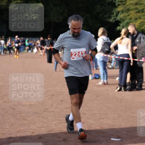 27.09.2026 - 35. Volkslauf durch das schöne Alstertal Strokosch-Dieckow http://msf.ph/oto/10570734 27.09.2026 12:18:31 Ziel 1082, 2243 meine-sportfotos.de