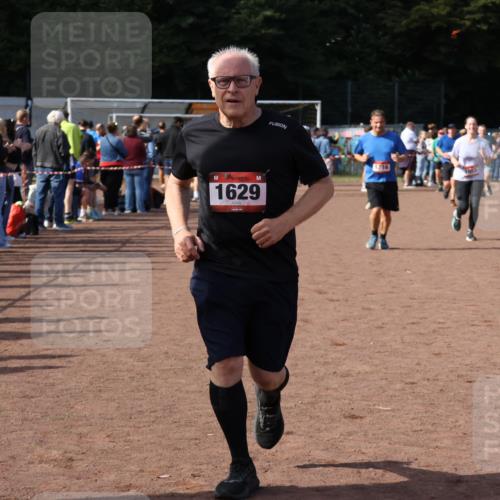 27.09.2026 - 35. Volkslauf durch das schöne Alstertal Strokosch-Dieckow http://msf.ph/oto/10570921 27.09.2026 12:18:50 Ziel 1055, 1057, 1629, 1716 meine-sportfotos.de