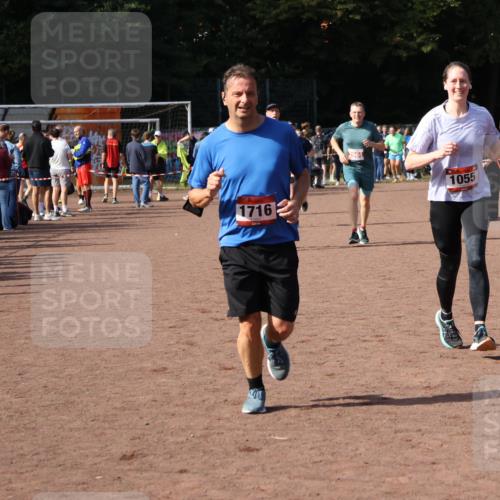 27.09.2026 - 35. Volkslauf durch das schöne Alstertal Strokosch-Dieckow http://msf.ph/oto/10570940 27.09.2026 12:18:55 Ziel 1055, 1716, 2153, 2493, 2964 meine-sportfotos.de