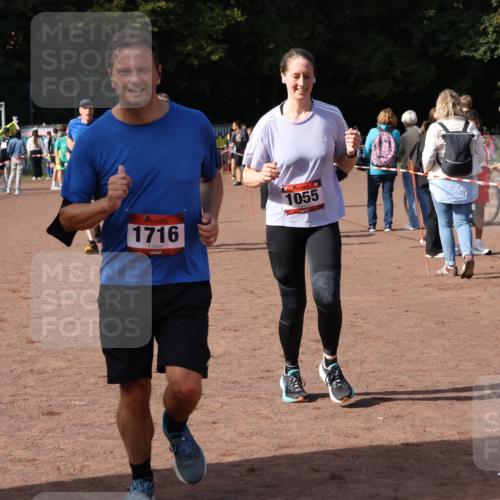 27.09.2026 - 35. Volkslauf durch das schöne Alstertal Strokosch-Dieckow http://msf.ph/oto/10570985 27.09.2026 12:18:56 Ziel 1055, 1716, 2153, 2493, 2964 meine-sportfotos.de