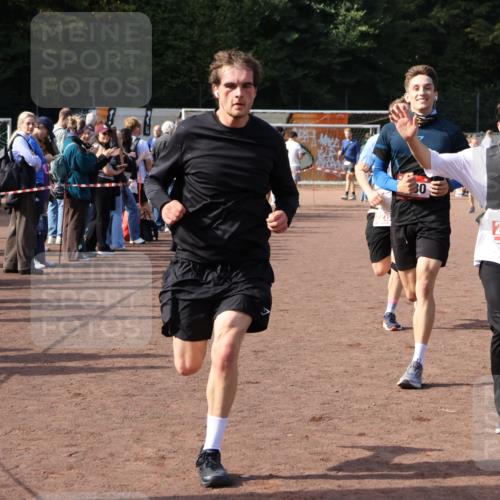27.09.2026 - 35. Volkslauf durch das schöne Alstertal Strokosch-Dieckow http://msf.ph/oto/10571212 27.09.2026 12:19:13 Ziel 1580, 1665, 2283, 2454, 2956 meine-sportfotos.de