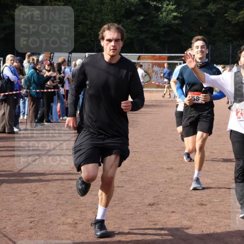 27.09.2026 - 35. Volkslauf durch das schöne Alstertal Strokosch-Dieckow http://msf.ph/oto/10571217 27.09.2026 12:19:13 Ziel 1580, 1665, 2283, 2454, 2956 meine-sportfotos.de