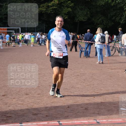 27.09.2026 - 35. Volkslauf durch das schöne Alstertal Strokosch-Dieckow http://msf.ph/oto/10571577 27.09.2026 12:19:57 Ziel 2051 meine-sportfotos.de