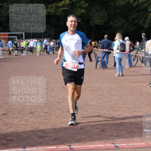 27.09.2026 - 35. Volkslauf durch das schöne Alstertal Strokosch-Dieckow http://msf.ph/oto/10571591 27.09.2026 12:19:57 Ziel 2051 meine-sportfotos.de