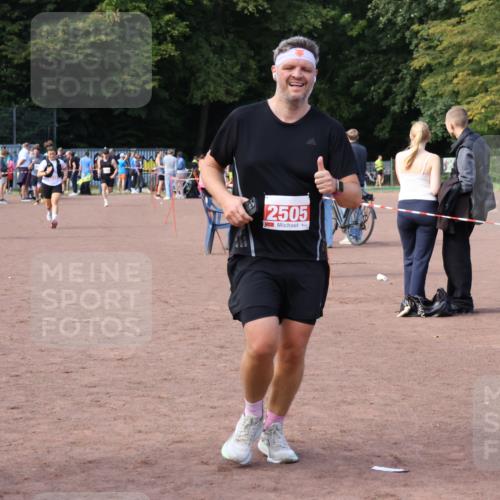 27.09.2026 - 35. Volkslauf durch das schöne Alstertal Strokosch-Dieckow http://msf.ph/oto/10571729 27.09.2026 12:20:16 Ziel 1901, 2313, 2426, 2505 meine-sportfotos.de