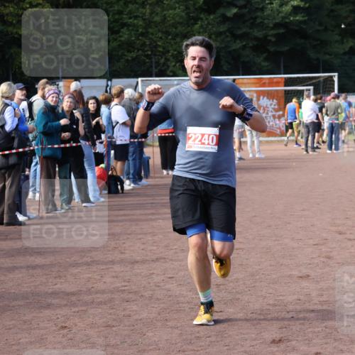 27.09.2026 - 35. Volkslauf durch das schöne Alstertal Strokosch-Dieckow http://msf.ph/oto/10571786 27.09.2026 12:20:27 Ziel 1901, 2240, 2413, 2426 meine-sportfotos.de