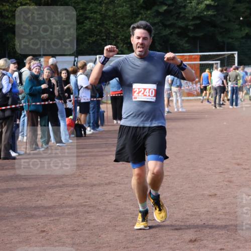 27.09.2026 - 35. Volkslauf durch das schöne Alstertal Strokosch-Dieckow http://msf.ph/oto/10571791 27.09.2026 12:20:27 Ziel 1901, 2240, 2413, 2426 meine-sportfotos.de