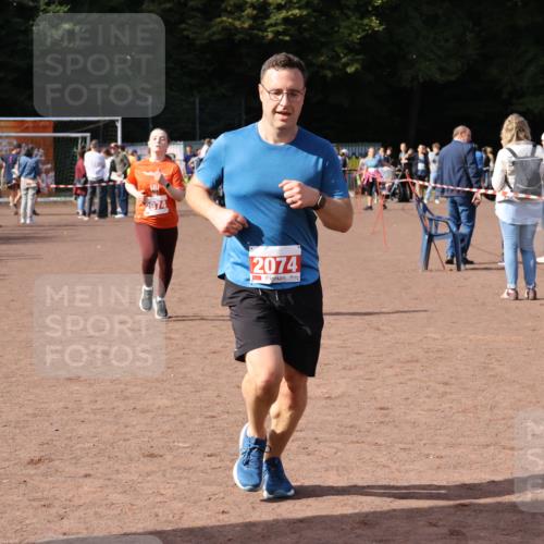27.09.2026 - 35. Volkslauf durch das schöne Alstertal Strokosch-Dieckow http://msf.ph/oto/10571952 27.09.2026 12:20:55 Ziel 1079, 1641, 2074, 2974 meine-sportfotos.de