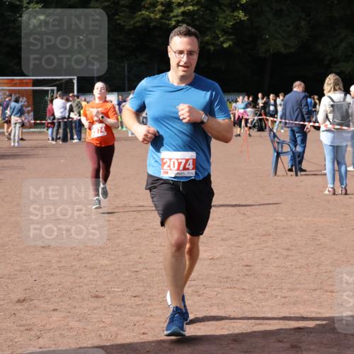 27.09.2026 - 35. Volkslauf durch das schöne Alstertal Strokosch-Dieckow http://msf.ph/oto/10571957 27.09.2026 12:20:55 Ziel 1079, 1641, 2074, 2974 meine-sportfotos.de