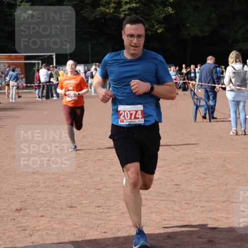 27.09.2026 - 35. Volkslauf durch das schöne Alstertal Strokosch-Dieckow http://msf.ph/oto/10571967 27.09.2026 12:20:55 Ziel 1079, 1641, 2074, 2974 meine-sportfotos.de