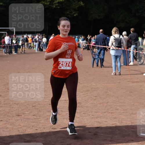 27.09.2026 - 35. Volkslauf durch das schöne Alstertal Strokosch-Dieckow http://msf.ph/oto/10571999 27.09.2026 12:20:57 Ziel 1079, 1641, 2074, 2974 meine-sportfotos.de
