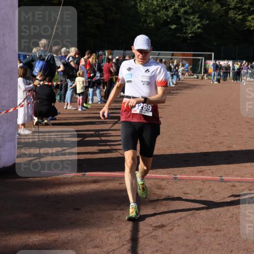 27.09.2026 - 35. Volkslauf durch das schöne Alstertal Strokosch-Dieckow http://msf.ph/oto/10572002 27.09.2026 11:21:07 Ziel 3246, 3252, 3269, 3394 meine-sportfotos.de