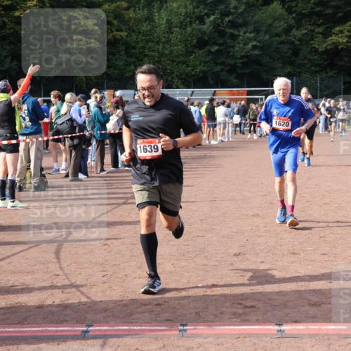 27.09.2026 - 35. Volkslauf durch das schöne Alstertal Strokosch-Dieckow http://msf.ph/oto/10572109 27.09.2026 12:21:29 Ziel 1620, 1633, 1635, 1639, 1640 meine-sportfotos.de