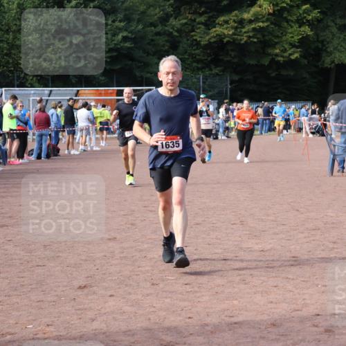 27.09.2026 - 35. Volkslauf durch das schöne Alstertal Strokosch-Dieckow http://msf.ph/oto/10572211 27.09.2026 12:21:36 Ziel 1059, 1615, 1622, 1635, 1640 meine-sportfotos.de