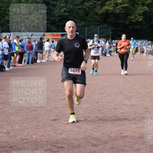 27.09.2026 - 35. Volkslauf durch das schöne Alstertal Strokosch-Dieckow http://msf.ph/oto/10572267 27.09.2026 12:21:39 Ziel 1059, 1615, 1622, 1635 meine-sportfotos.de