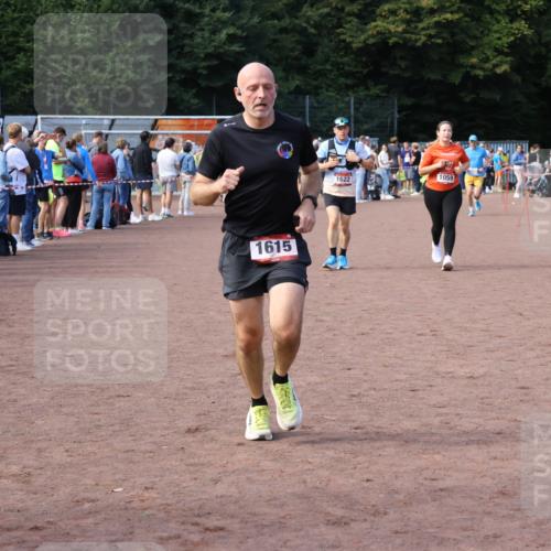 27.09.2026 - 35. Volkslauf durch das schöne Alstertal Strokosch-Dieckow http://msf.ph/oto/10572271 27.09.2026 12:21:39 Ziel 1059, 1615, 1622, 1635 meine-sportfotos.de