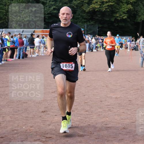 27.09.2026 - 35. Volkslauf durch das schöne Alstertal Strokosch-Dieckow http://msf.ph/oto/10572298 27.09.2026 12:21:39 Ziel 1059, 1615, 1622, 1635 meine-sportfotos.de