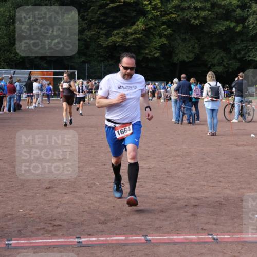 27.09.2026 - 35. Volkslauf durch das schöne Alstertal Strokosch-Dieckow http://msf.ph/oto/10572502 27.09.2026 12:21:56 Ziel 1664, 2023, 2247, 2332 meine-sportfotos.de