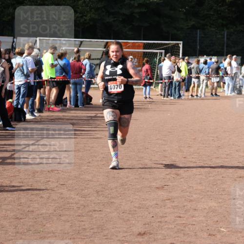 27.09.2026 - 35. Volkslauf durch das schöne Alstertal Strokosch-Dieckow http://msf.ph/oto/10572774 27.09.2026 12:22:41 Ziel 1070 meine-sportfotos.de