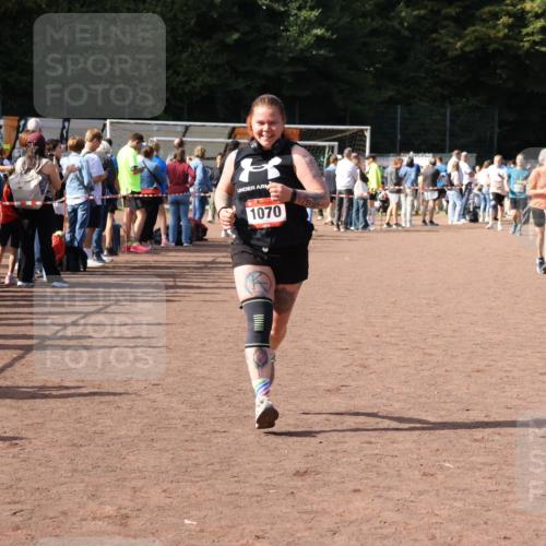 27.09.2026 - 35. Volkslauf durch das schöne Alstertal Strokosch-Dieckow http://msf.ph/oto/10572792 27.09.2026 12:22:43 Ziel 1070, 2104, 2218, 2220 meine-sportfotos.de