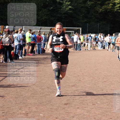 27.09.2026 - 35. Volkslauf durch das schöne Alstertal Strokosch-Dieckow http://msf.ph/oto/10572798 27.09.2026 12:22:43 Ziel 1070, 2104, 2218, 2220 meine-sportfotos.de