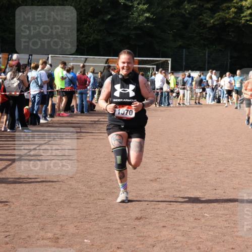 27.09.2026 - 35. Volkslauf durch das schöne Alstertal Strokosch-Dieckow http://msf.ph/oto/10572802 27.09.2026 12:22:43 Ziel 1070, 2104, 2218, 2220 meine-sportfotos.de