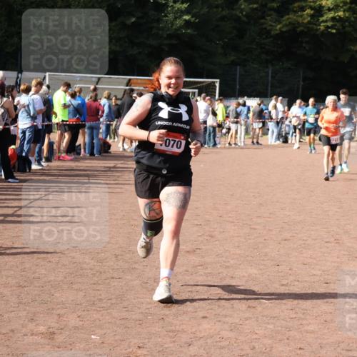 27.09.2026 - 35. Volkslauf durch das schöne Alstertal Strokosch-Dieckow http://msf.ph/oto/10572821 27.09.2026 12:22:43 Ziel 1070, 2104, 2218, 2220 meine-sportfotos.de