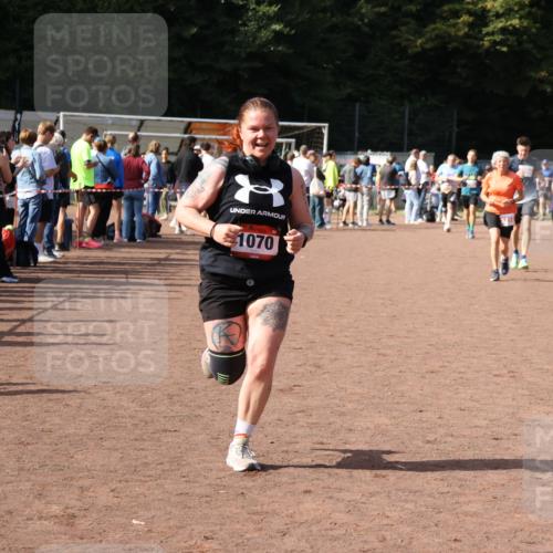 27.09.2026 - 35. Volkslauf durch das schöne Alstertal Strokosch-Dieckow http://msf.ph/oto/10572826 27.09.2026 12:22:43 Ziel 1070, 2104, 2218, 2220 meine-sportfotos.de