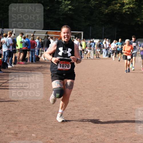 27.09.2026 - 35. Volkslauf durch das schöne Alstertal Strokosch-Dieckow http://msf.ph/oto/10572831 27.09.2026 12:22:43 Ziel 1070, 2104, 2218, 2220 meine-sportfotos.de