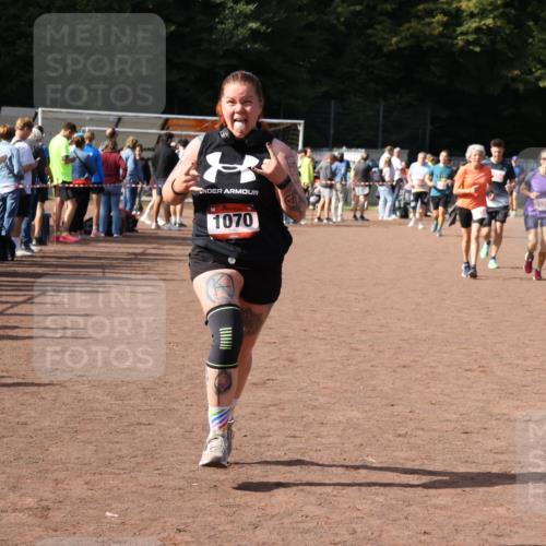 27.09.2026 - 35. Volkslauf durch das schöne Alstertal Strokosch-Dieckow http://msf.ph/oto/10572840 27.09.2026 12:22:43 Ziel 1070, 2104, 2218, 2220 meine-sportfotos.de