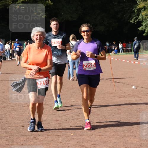 27.09.2026 - 35. Volkslauf durch das schöne Alstertal Strokosch-Dieckow http://msf.ph/oto/10572872 27.09.2026 12:22:49 Ziel 1644, 2104, 2218, 2220, 2370 meine-sportfotos.de
