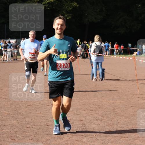27.09.2026 - 35. Volkslauf durch das schöne Alstertal Strokosch-Dieckow http://msf.ph/oto/10572939 27.09.2026 12:22:54 Ziel 1644, 2104, 2150, 2218, 2220, 2370 meine-sportfotos.de