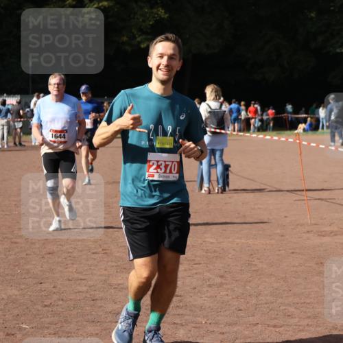 27.09.2026 - 35. Volkslauf durch das schöne Alstertal Strokosch-Dieckow http://msf.ph/oto/10572959 27.09.2026 12:22:54 Ziel 1644, 2104, 2150, 2218, 2220, 2370 meine-sportfotos.de