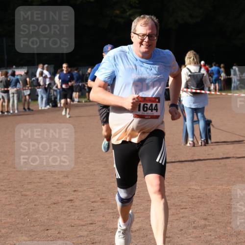 27.09.2026 - 35. Volkslauf durch das schöne Alstertal Strokosch-Dieckow http://msf.ph/oto/10573003 27.09.2026 12:22:56 Ziel 1644, 2150, 2370 meine-sportfotos.de
