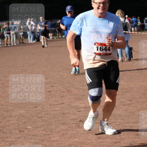 27.09.2026 - 35. Volkslauf durch das schöne Alstertal Strokosch-Dieckow http://msf.ph/oto/10573015 27.09.2026 12:22:57 Ziel 1644, 2150, 2370 meine-sportfotos.de
