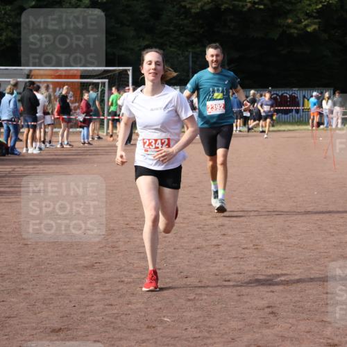 27.09.2026 - 35. Volkslauf durch das schöne Alstertal Strokosch-Dieckow http://msf.ph/oto/10573663 27.09.2026 12:25:26 Ziel 2342, 2392 meine-sportfotos.de