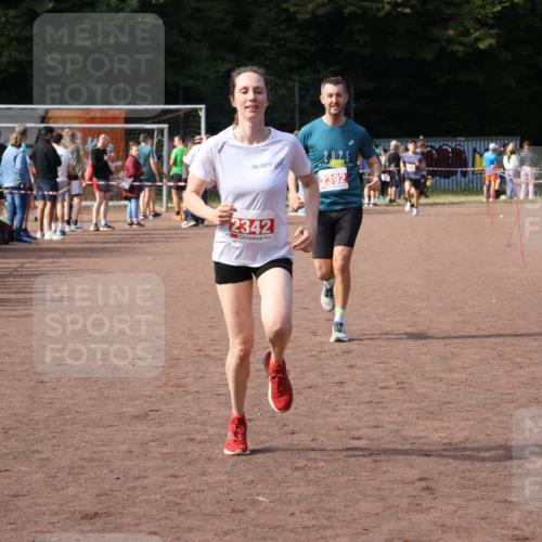 27.09.2026 - 35. Volkslauf durch das schöne Alstertal Strokosch-Dieckow http://msf.ph/oto/10573672 27.09.2026 12:25:26 Ziel 2342, 2392 meine-sportfotos.de